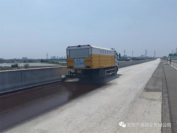 熱烈祝賀我司中江高速稀漿封層、透層試驗(yàn)段成功